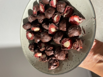 Raspberry Macadamia Bites